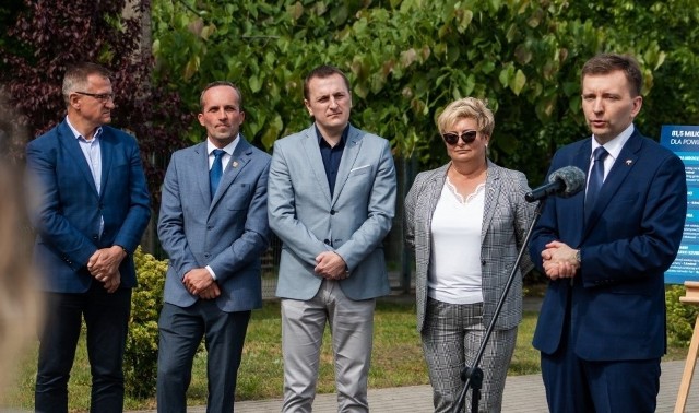 Oprócz ministra Łukasza Schreibera w konferencji prasowej w Nakle  wzięli udział samorządowcy z gminy Nakło i pow. nakielskiego