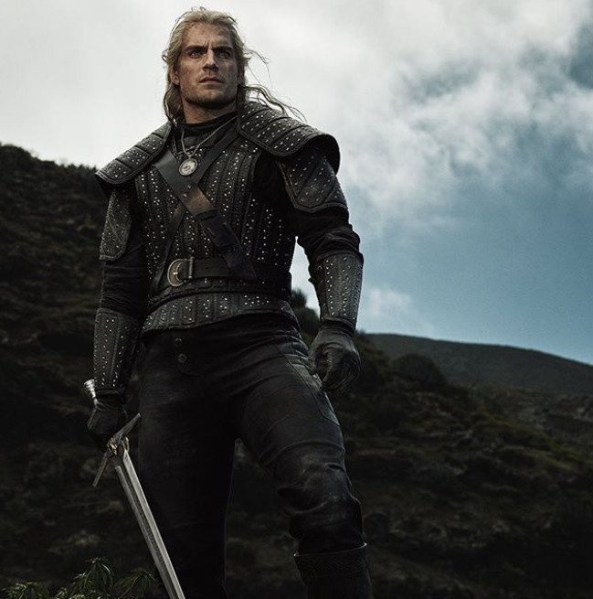 "Wiedźmin" Netflix". Henry Cavill jako Geralt. Internauci oceniają charakteryzację i strój bohatera. Jest dobrze?
