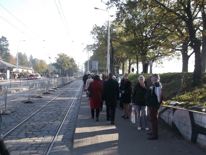 Wrocław: Dziś znacznie mniejszy ruch na cmentarzu Osobowickim (ZDJĘCIA)