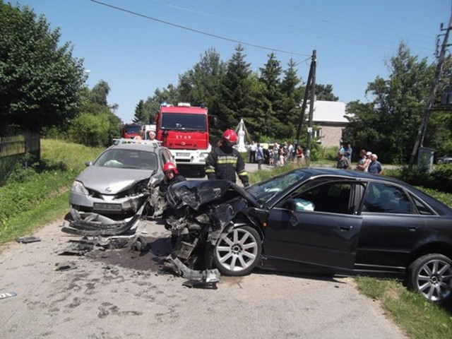 Strażacy pracują na miejscu niedzielnego wypadku w Strzyżowicach.
