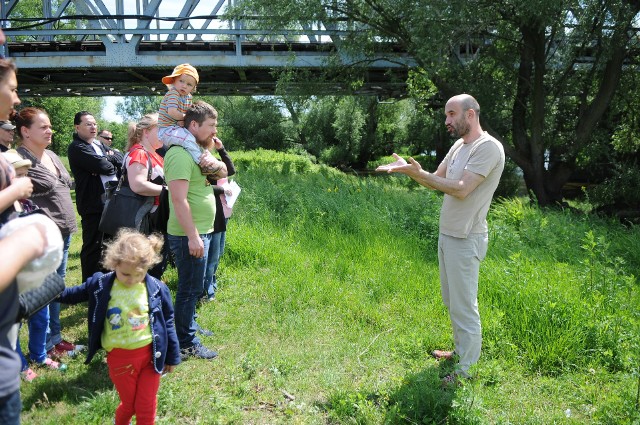 Wycieczki organizowane przez Muzeum Twierdzy Kostrzyn cieszą się z reguły sporym zainteresowaniem. Na zdjęciu wycieczka, w czasie której pracownik MTK Marcin Wichrowski opowiadał o historii kostrzyńskich mostów.