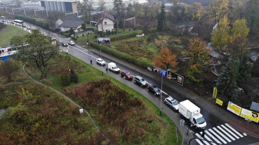 Poranne korki na ul. Kocmyrzowskiej. Uciążliwy wjazd do miasta [ZDJĘCIA Z DRONA]