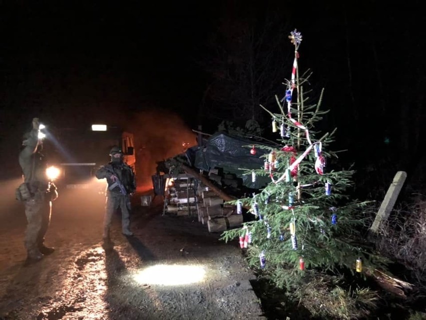 Żołnierze na granicy szykują się do świąt. Ubierają choinki, dostają kartki i zmieniają się na posterunkach 