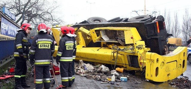 Dźwig przewrócił się na ulicy Gdańskiej w Szczecinie i uderzył w budynek poczty.