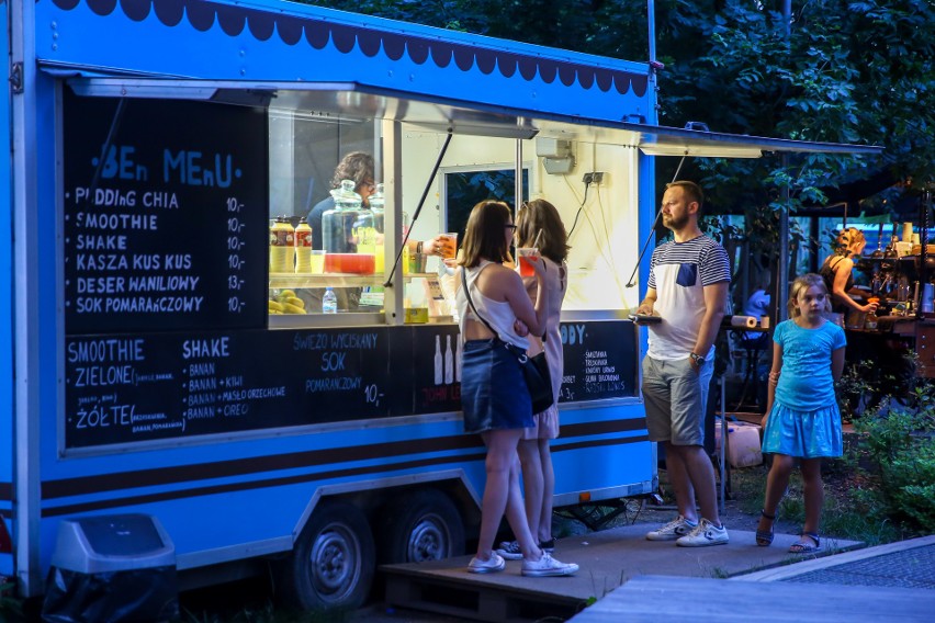 "Żarcie na kółkach". Foodtrucki znów zjechały do Krakowa