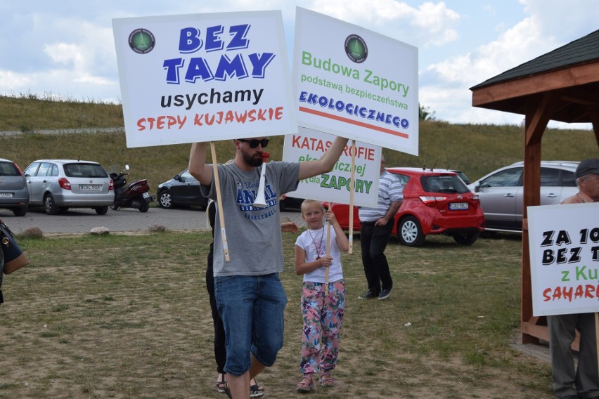 Na ciechocińskiej plaży protestowali wobec budowy zapory w Siarzewie [zdjęcia]