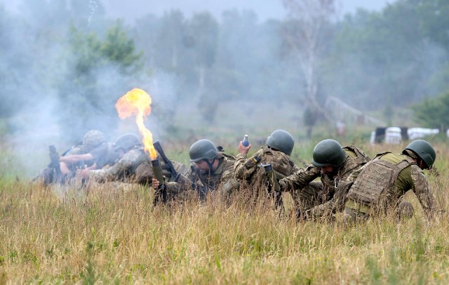 Rosyjscy najeźdźcy wpadają na ukraiński oddział piechoty i zostają zniszczeni.