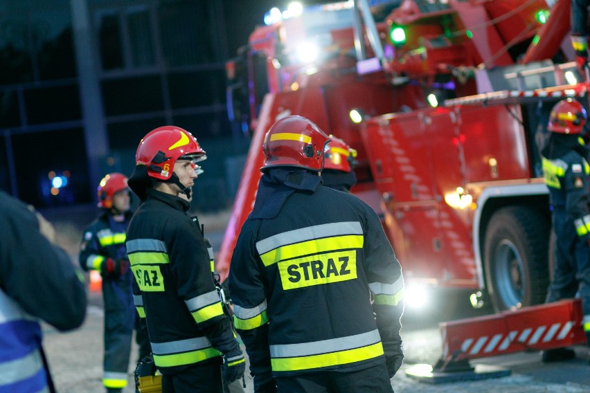 Błonie. Zderzenie dwóch samochodów. Jedna osoba była uwięziona w pojeździe