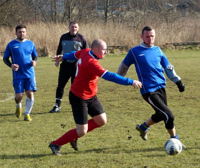 Piłkarze Sokoła Nisko (w czerwonej koszulce Grzegorz Dyba, z prawej Dariusz Bartnik) pokonali w sparingu Bukową Jastkowice.