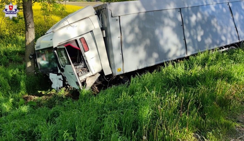 Powiat chełmski: Osobówka zderzyła się z ciężarówką. Na miejscu zginął młody kierowca 