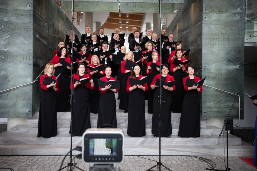 Chór i soliści OiFP nagrali specjalny koncert poświęcony...