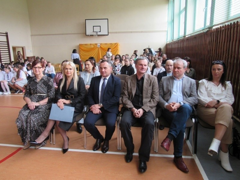Święto Patrona Szkoły Podstawowej imienia Henryka Sienkiewicza w Koniecznie w gminie Włoszczowa. Zobaczcie zdjęcia