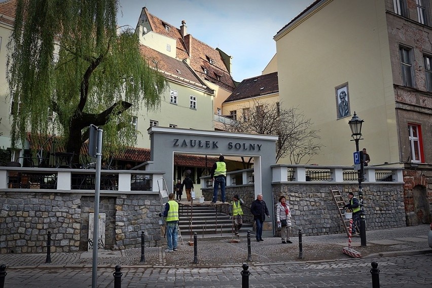 Zaułek Solny jak zakład pogrzebowy. Internauci krytykują remont. Konserwatorowi się podoba