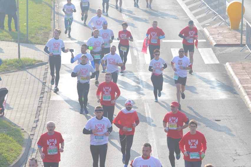 Około 25 tysięcy biegaczy zmaga się z 10-kilometrową trasą...