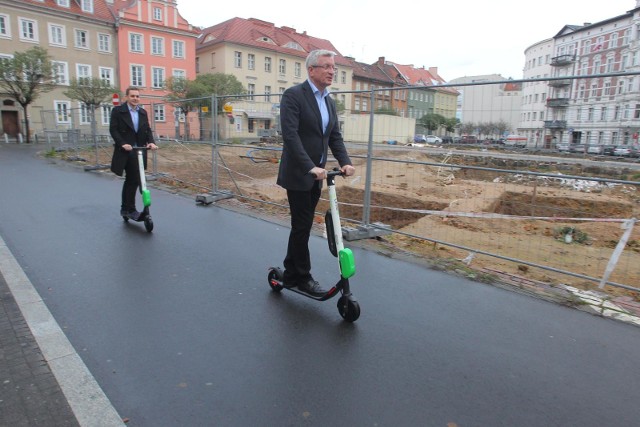 Hulajnogi elektryczne, takie jak ta, na której jedzie prezydent Poznania Jacek Jaśkowiak, mają być uznane za pojazdy, a tym samym utracą nieformalny status narzędzia osoby pieszej.