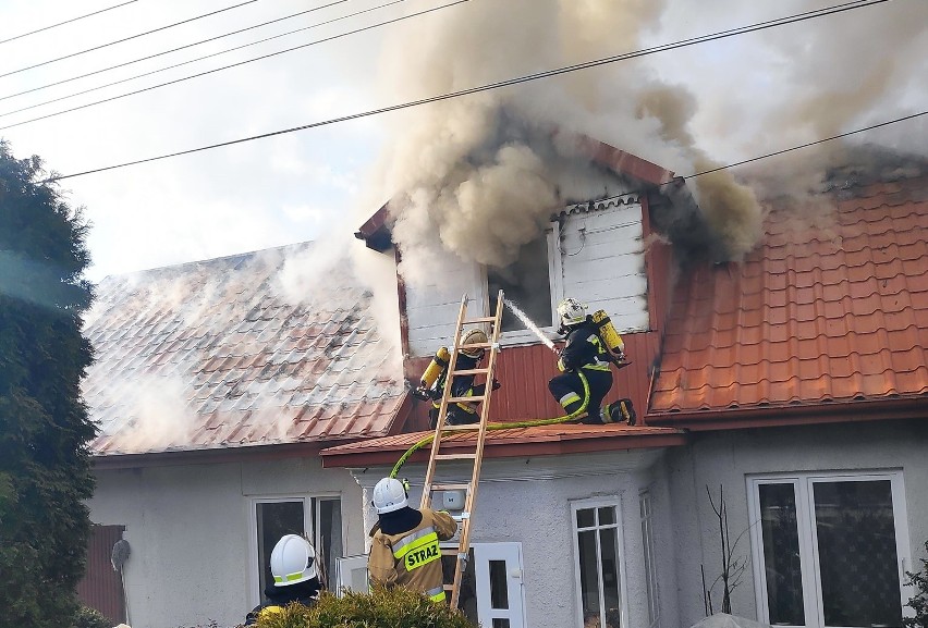 Pożar domu jednorodzinnego w gminie Nowa Słupia. Strażacy przez 3 godziny walczyli z ogniem (ZDJĘCIA)
