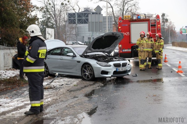 Groźne zdarzenie w Opolu. 41-latek nie dostosował prędkości do warunków panujących na drodze i rozbił auto na betonowym ogrodzeniu kościoła. Skończyło się zniszczonym samochodem i 500-złotowym mandatem.