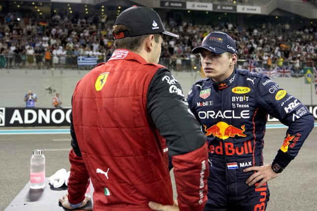 Max Verstappen (z prawej) już kilka tygodni temu zapewnił sobie tytuł mistrza świata. W niedzielę o wicemistrzostwo powalczy Charles Leclerc.