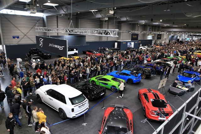 Na targach Poznań Motor Show 2023 wystawiono ponad tysiąc pojazdów - odwiedziły je tłumy gości.