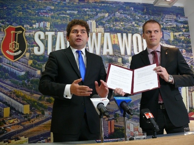 Prezydent Lucjusz Nadbereżny podpisał projekt uchwały o zapomodze dla mieszkanek Stalowej Woli, które urodziły dziecko i wręczył go przedowndiczącemu Rady Miejskiej Rafałowi Weberowi.