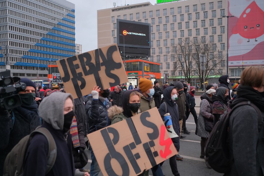 Warszawa: Protest Strajku Kobiet „W imię matki, córki, siostry" [ZDJĘCIA] [WIDEO] Rondo Praw Kobiet zamiast Dmowskiego