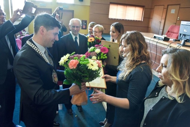 Aneta Polak-Karpowicz odbiera nagrodę z rąk przewodniczącego rady Miejskiej Mariusza Gromko