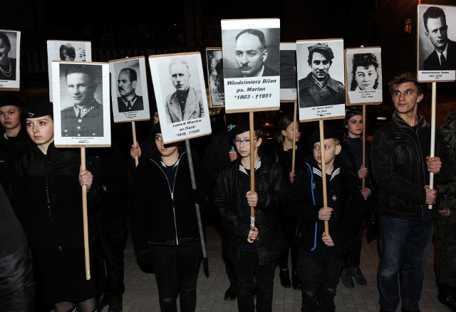 We wtorek w kościele oo. Franciszkanów w Przemyślu odbyła się msza św. w intencji żywych i zmarłych Żołnierzy Wyklętych. Po niej zostały złożone kwiaty i zapalone znicze pod pomnikiem Armii Krajowej obok Muzeum Narodowego Ziemi Przemyskiej. Narodowy Dzień Pamięci Żołnierzy Wyklętych przypada 1 marca.