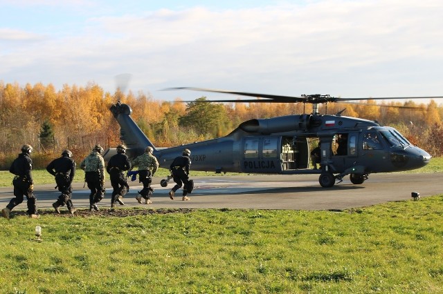 Podczas ćwiczenia odbijania zakładników policyjni kontrterroryści mieli do dyspozycji nowoczesny śmigłowiec Black Hawk.