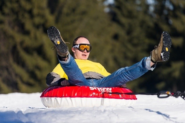 Snowtubing to sport polegający na jeździe po śniegu w...