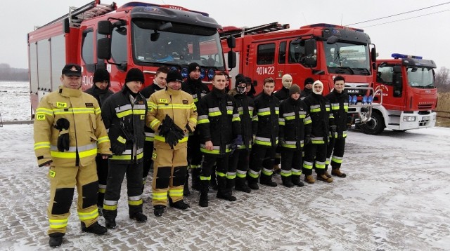 Strażacy z buskiej Jednostki Ratowniczo-Gaśniczej zaliczyli trzydniowe ćwiczenia zimowe na akwenie w Radzanowie.