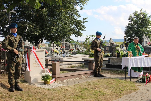 17 września w Bodzentynie odbyło się uroczyste odsłonięcie i poświęcenie nagrobku powstańca styczniowego Jana Kozieła z Psar
