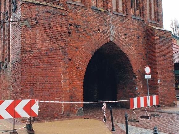 Miasto coraz częściej musi zabezpieczać teren wokół bram przed spadającymi dachówkami.