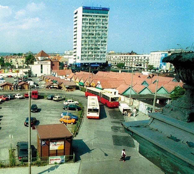 Urodziny "Dolarowca" w Gdańsku Wrzeszczu. Mieszkańcy i sympatycy przed północą 31.12 zaśpiewają mu 100 lat. W oknach wieżowca zabłyśnie "50"