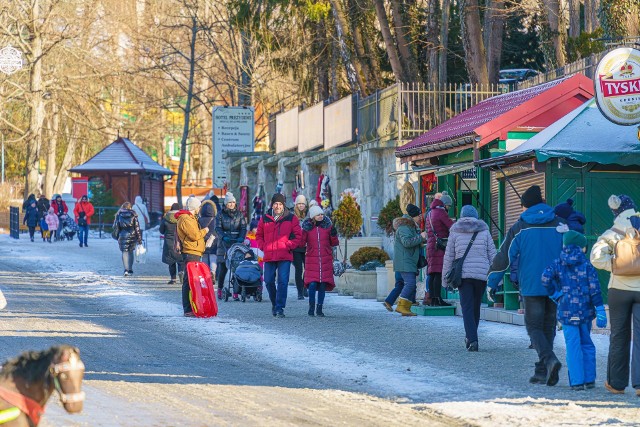 Turyście chętnie spędzają pierwsze dni ferii zimowych 2022 w Krynicy- Zdroju