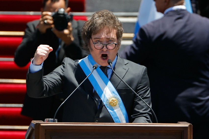 Nowo zaprzysiężony prezydent Argentyny. 53-letni Javier...
