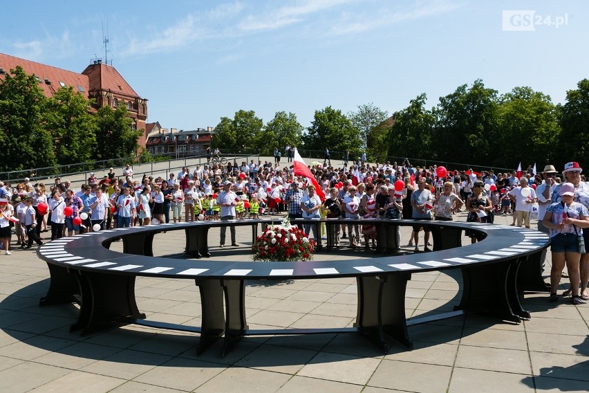 Obchody 4 czerwca w Szczecinie. Mieszkańcy wspólnie zaśpiewali hymn Polski na pl. Solidarności