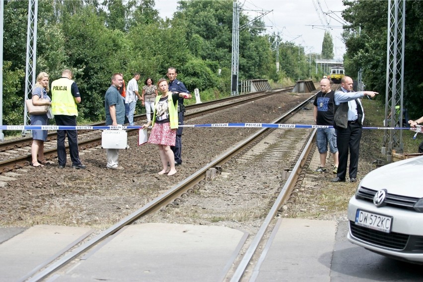 Wrocław: Śmierć na Krzemienieckiej. Mężczyznę potrącił pociąg (ZDJĘCIA)