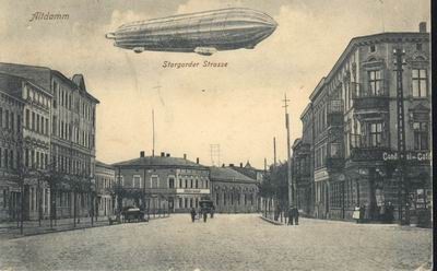 Sterowce, które latały nad Dąbiem przed wojną, były często uwieczniane na widokówkach prezentujących ówczesnywygląd miasta.