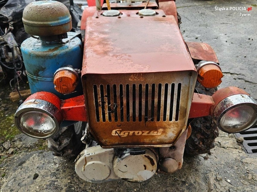 Traktor wyciągnięty ze stawu.