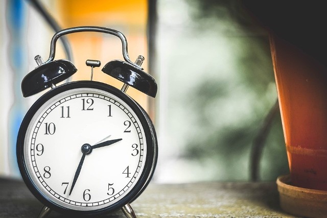 Zmiana czasu na letni 2019. Kiedy przestawiamy zegarki na czas letni? Śpimy dłużej czy krócej? Ostatni raz zmieniamy czas?