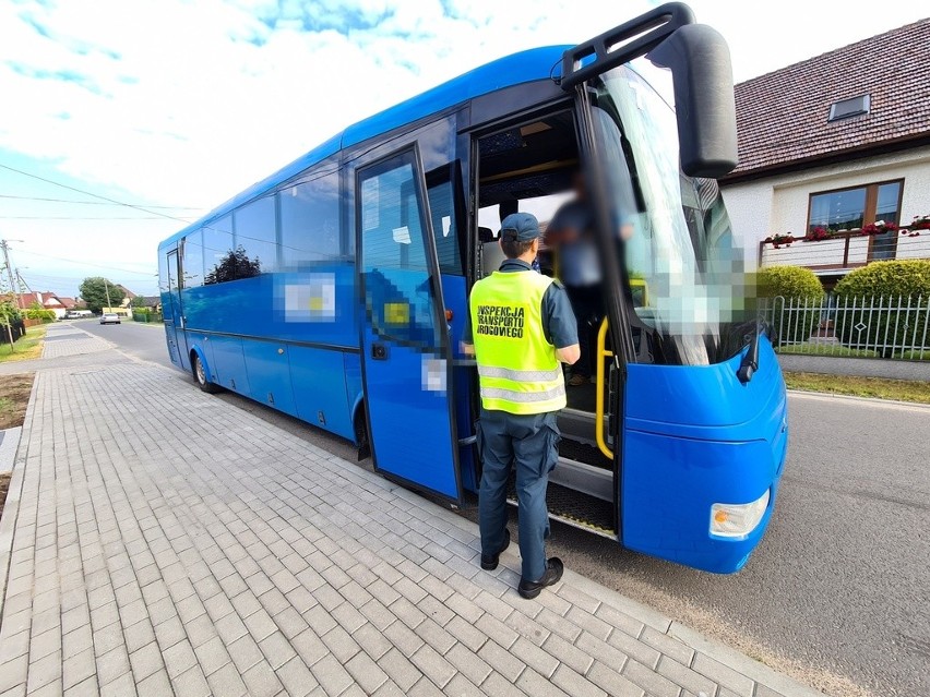 Opolscy inspektorzy ITD wyłapują zdezelowane autobusy...