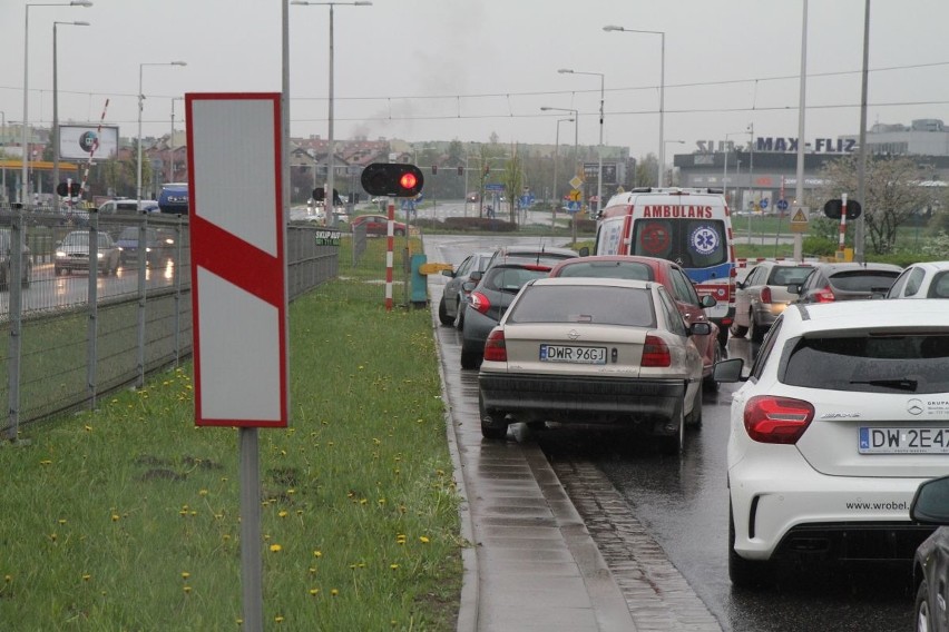 Zepsute rogatki na Strzegomskiej zatrzymały karetkę na sygnale