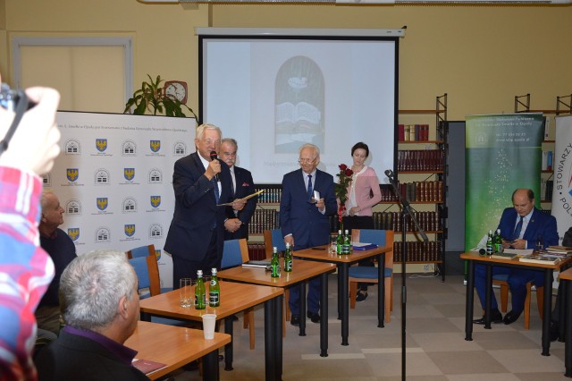 Międzynarodowe Forum Literackie i XXIX Najazd Poetów na Zamek Piastów w Brzegu rozpoczęły się dzisiaj spotkaniem w WBP w Opolu.