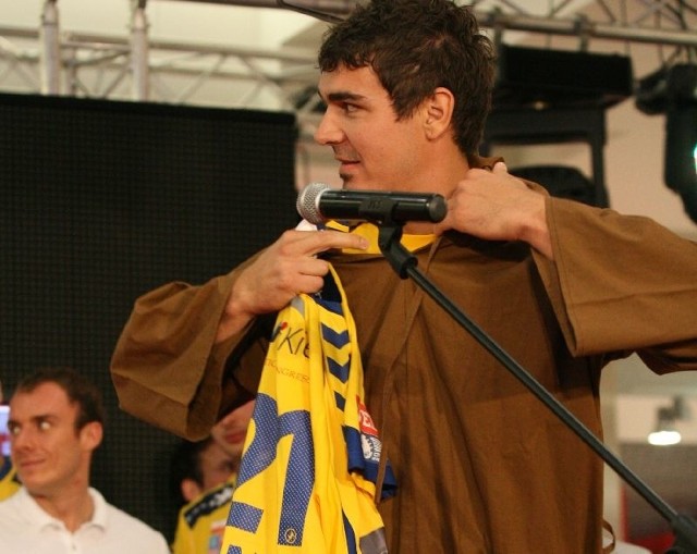 W ubiegłym roku piłkarze ręczni Vive Targi Kielce podczas prezentacji byli przebrani za mnichów. Na zdjęciu Denis Buntić.