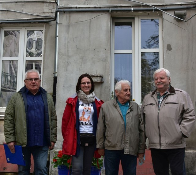 W ubiegłym roku węglowe piece zlikwidowano we wspólnotowej kamienicy przy ul. Rewolucji 18. Lokatorzy są bardzo zadowoleni, bo wreszcie nie muszą dźwigać węgla na wysokie pietra.