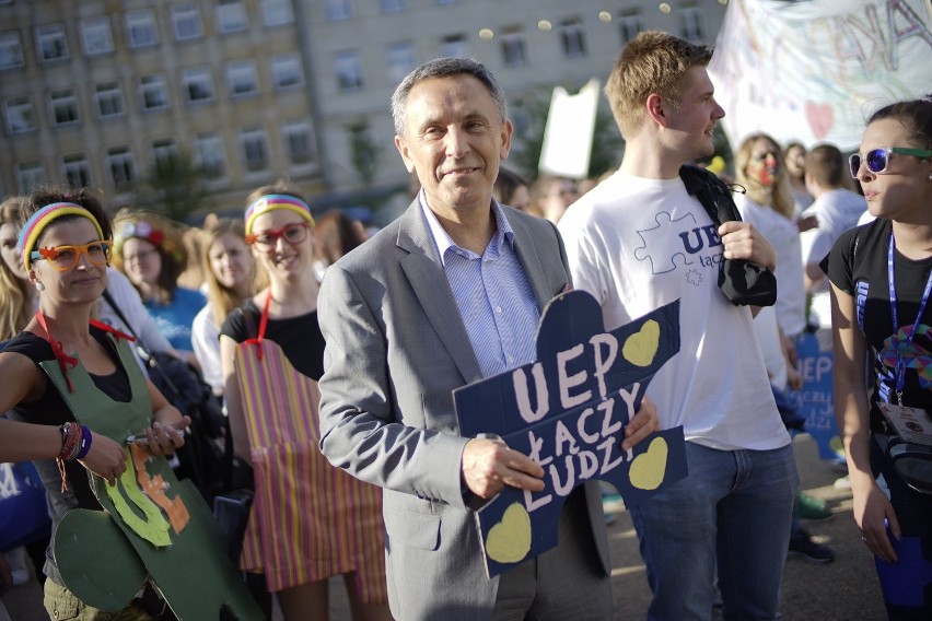 Studenci przejęli władzę w mieście. Zabawa trwa