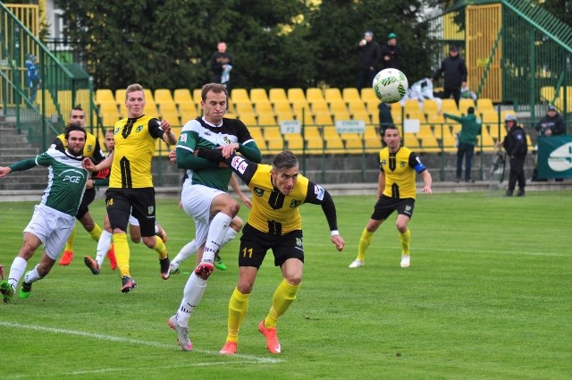 Po ośmiu meczach bez porażki piłkarze Siarki Tarnobrzeg (w żółto-czarnych strojach) musieli przełknąć jej gorycz.