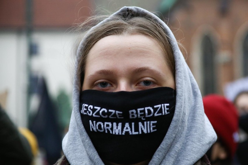 Żegnaj ZOZO, nie będziemy tęsknić! Rok 2020 na zdjęciach: koronawirus, protesty i skandale. Tymi wydarzeniami żyła cała Polska 