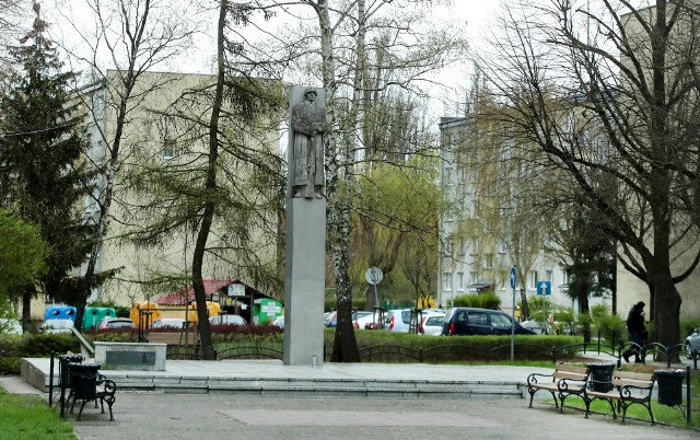 Monument został wzniesiony w 1962 r. dla upamiętnienia żołnierzy polskich i radzieckich poległych w marcu 1945 r. w czasie walk o wyzwolenie wschodnich dzielnic Szczecina (według projektu Krystyny Trzeciak i Mieczysława Waltera). Pierwotnie ponad inskrypcją umieszczona była pięcioramienna gwiazda, a poniżej data 1945 r. - w latach 90. elementy te zostały jednak usunięte