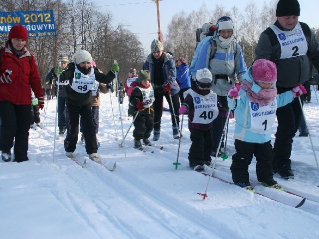 Rodzice pomagali najmłodszym uczestnikom biegu.